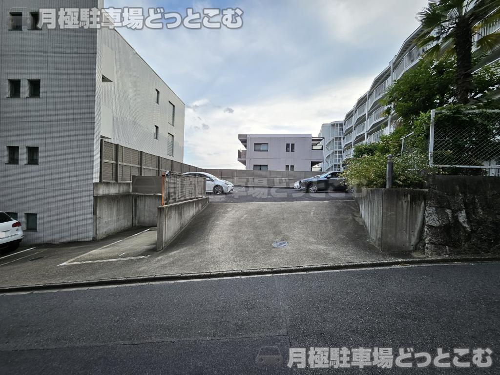 名古屋市千種区観月町1丁目27-1の月極駐車場8
