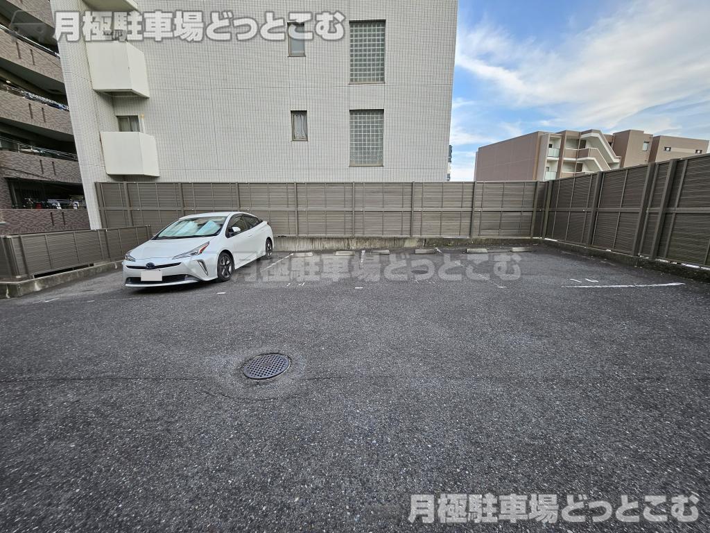 名古屋市千種区観月町1丁目27-1の月極駐車場9