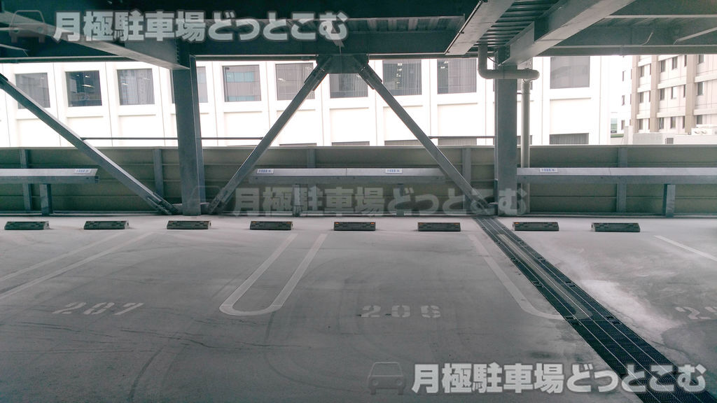 大阪市北区中之島6丁目2番27号の月極駐車場3