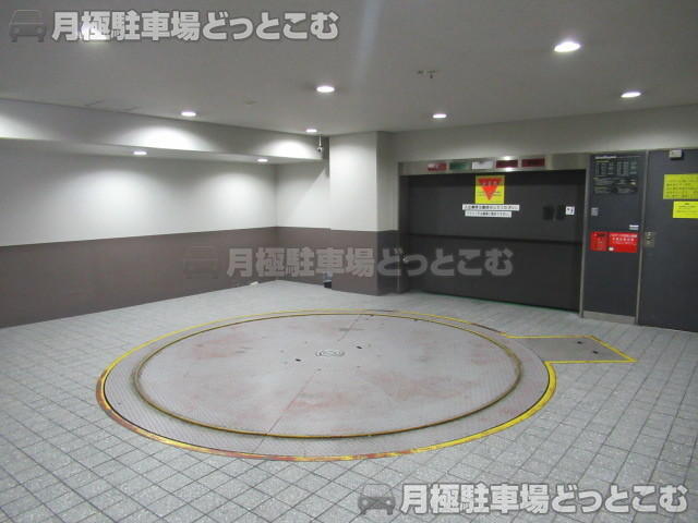 大阪市中央区南船場2-10-30の月極駐車場2