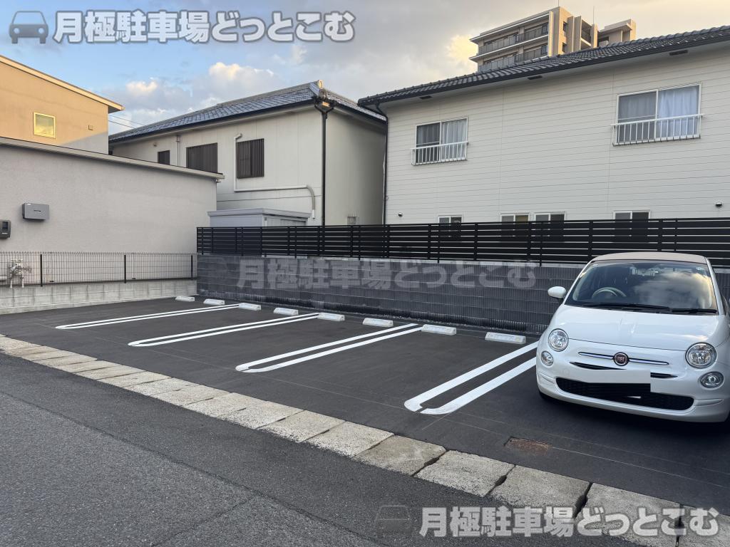 岡山市北区西古松2丁目11－17の月極駐車場1