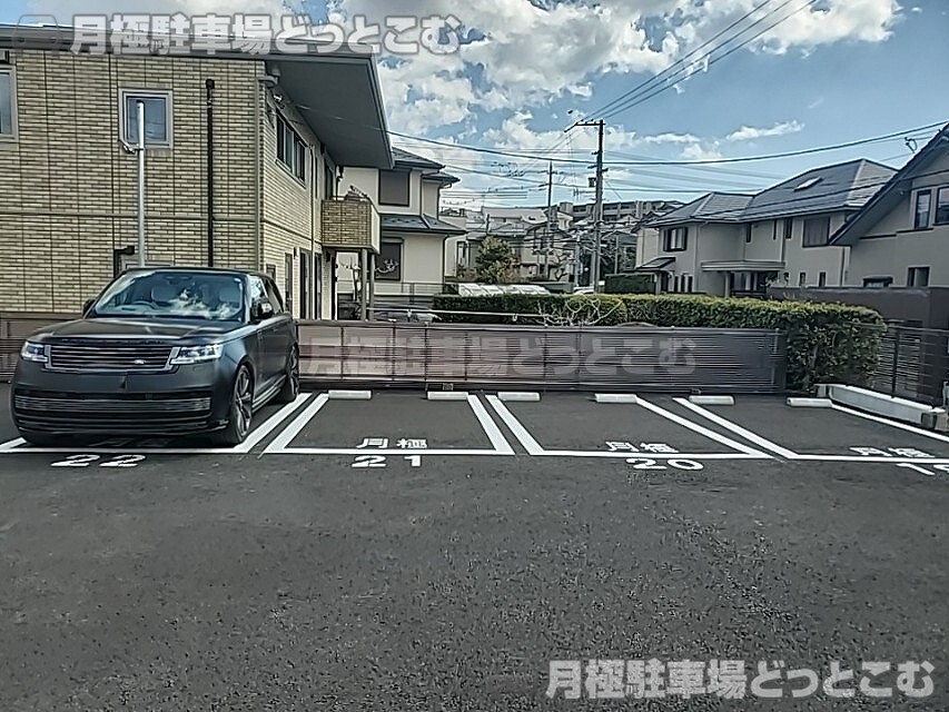 芦屋市岩園町20-2の月極駐車場2