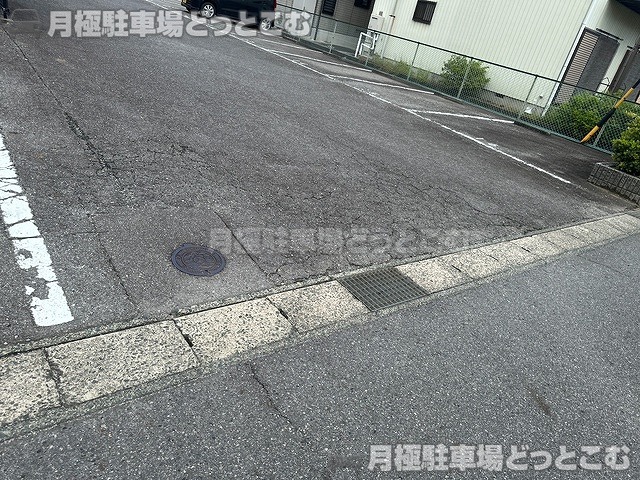 岡崎市中島西町2丁目3-2の月極駐車場4