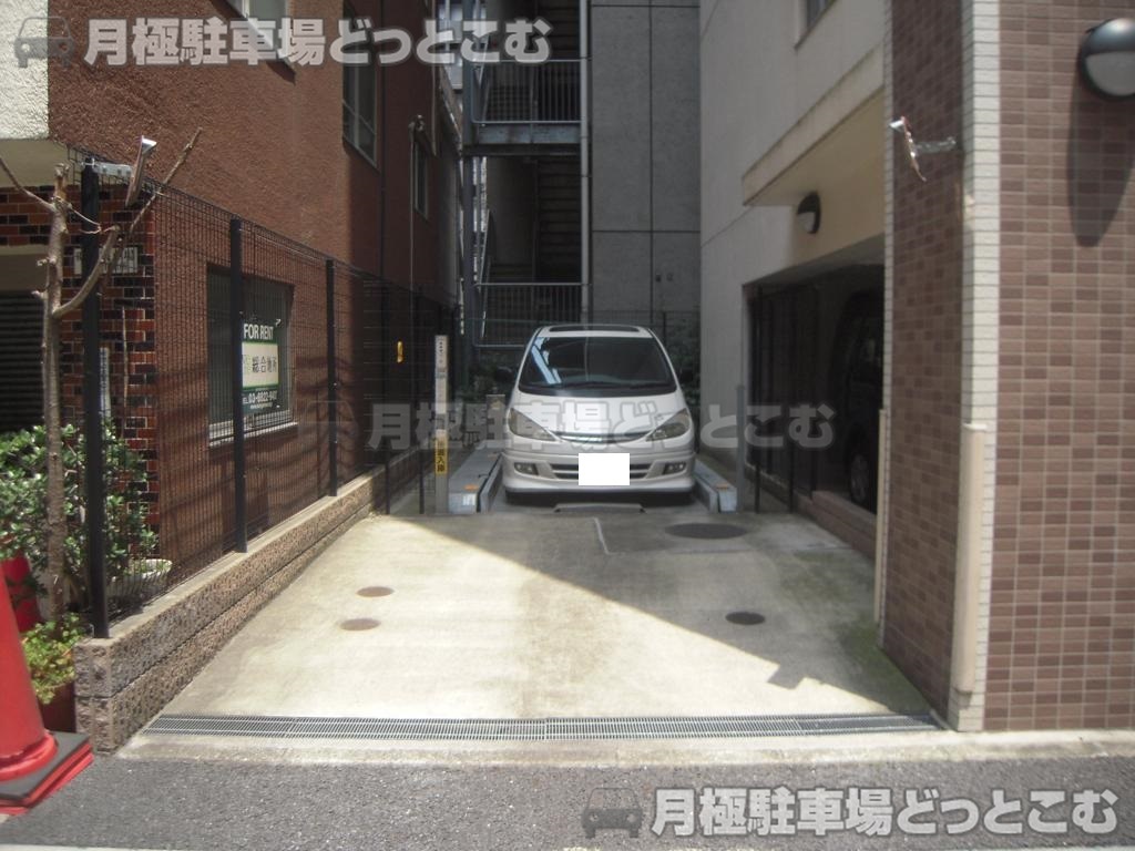 中央区新川1-26-10の月極駐車場2