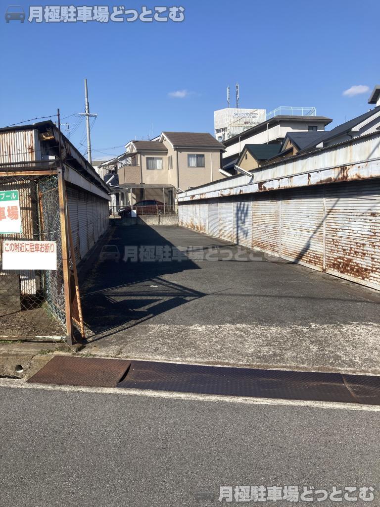 羽曳野市白鳥3丁目2−10の月極駐車場1