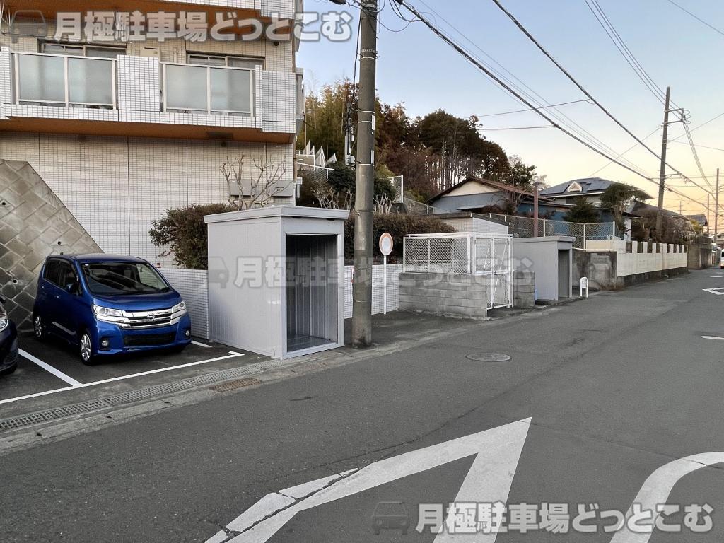 藤沢市善行6丁目6-47の月極駐車場3