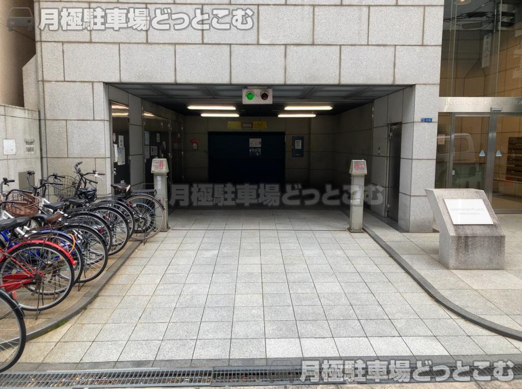 大阪市中央区南本町2-4-6の月極駐車場1