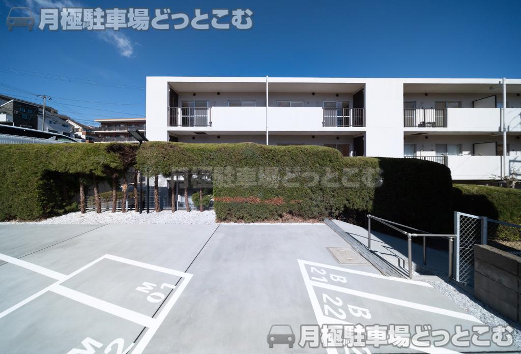 横浜市港南区港南1丁目22－27の月極駐車場1