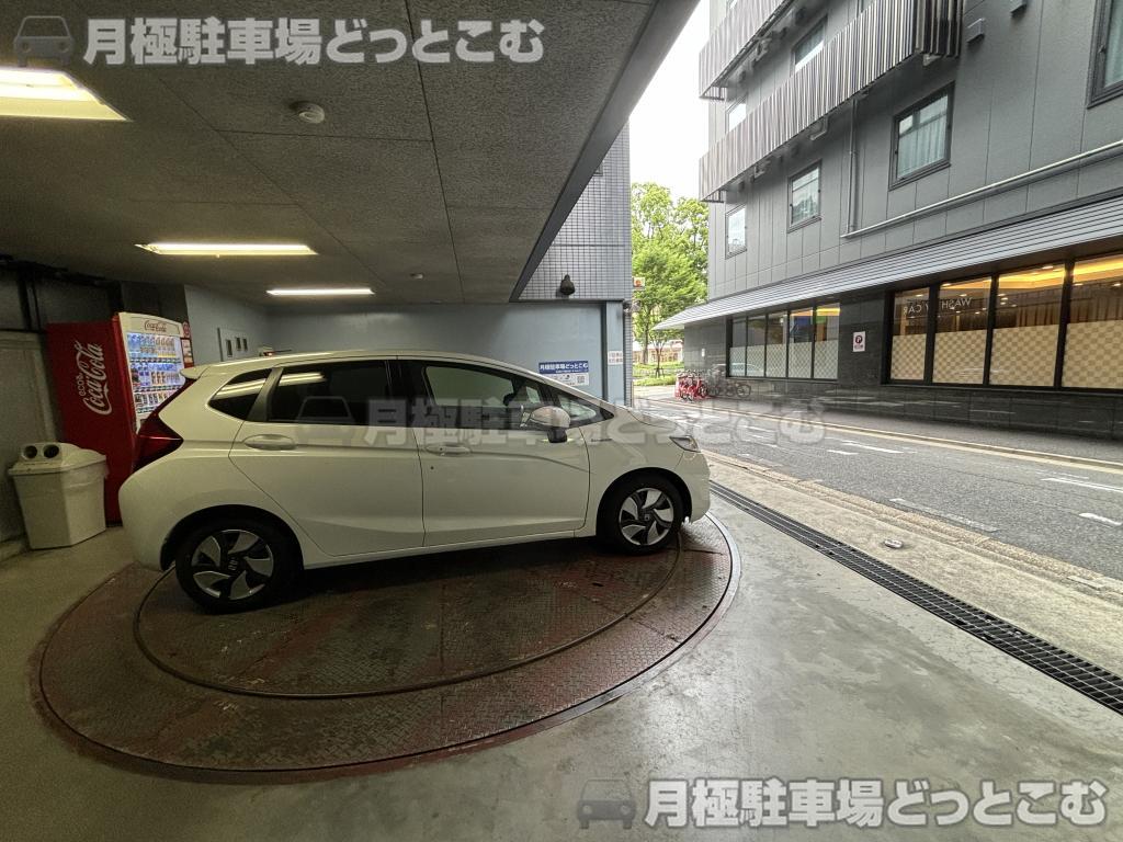名古屋市東区泉1丁目13-1の月極駐車場10