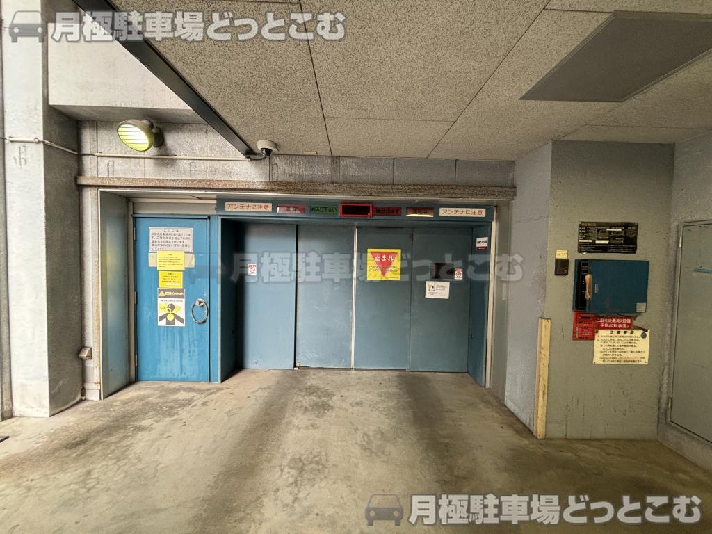 名古屋市東区泉1丁目13-1の月極駐車場2