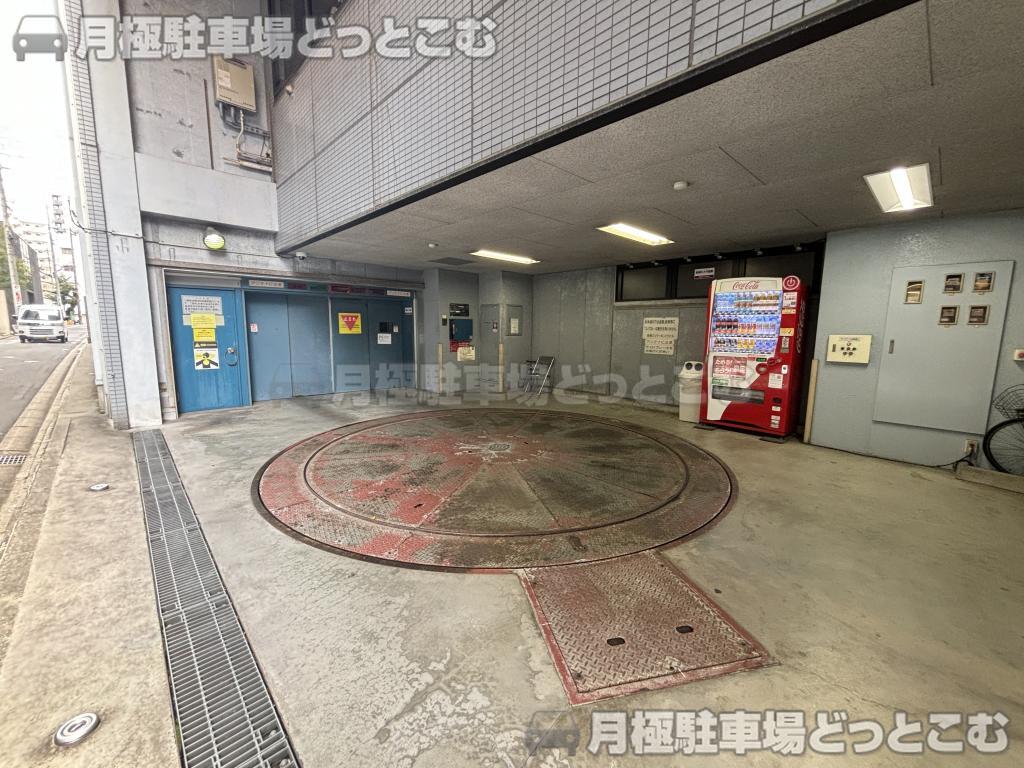 名古屋市東区泉1丁目13-1の月極駐車場3
