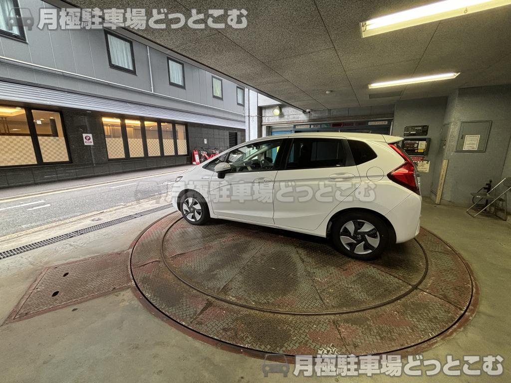 名古屋市東区泉1丁目13-1の月極駐車場7