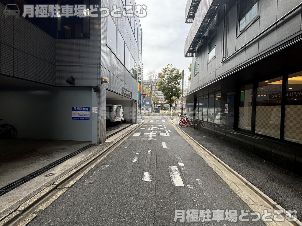 名古屋市東区泉1丁目13-1の月極駐車場8