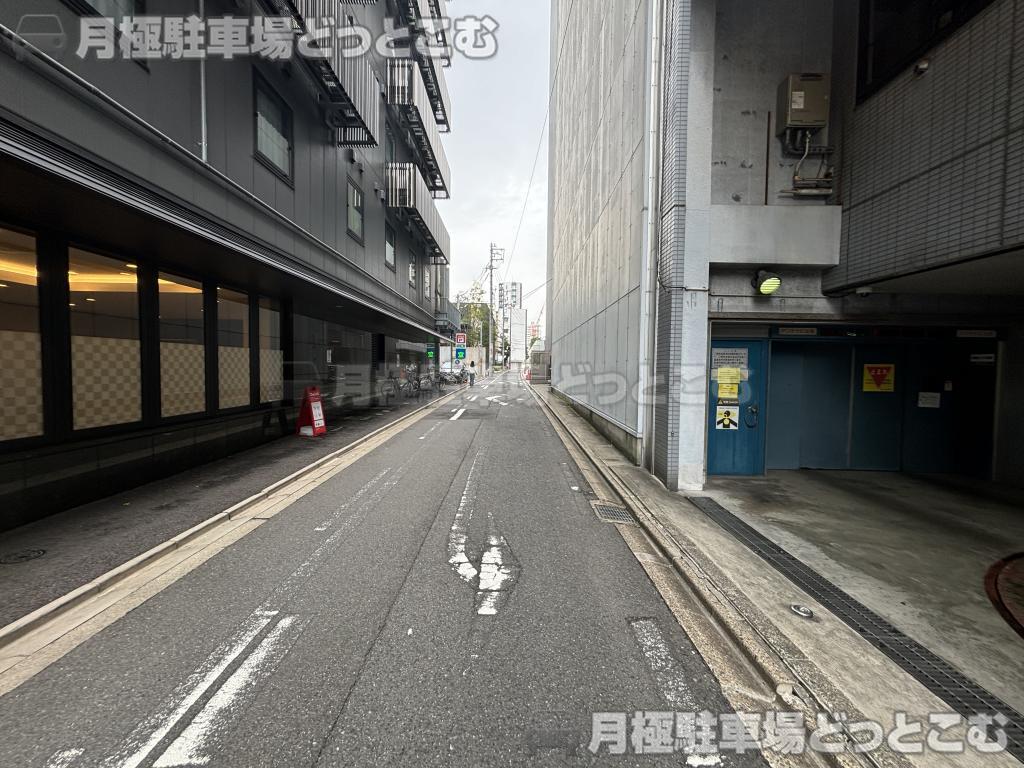 名古屋市東区泉1丁目13-1の月極駐車場9