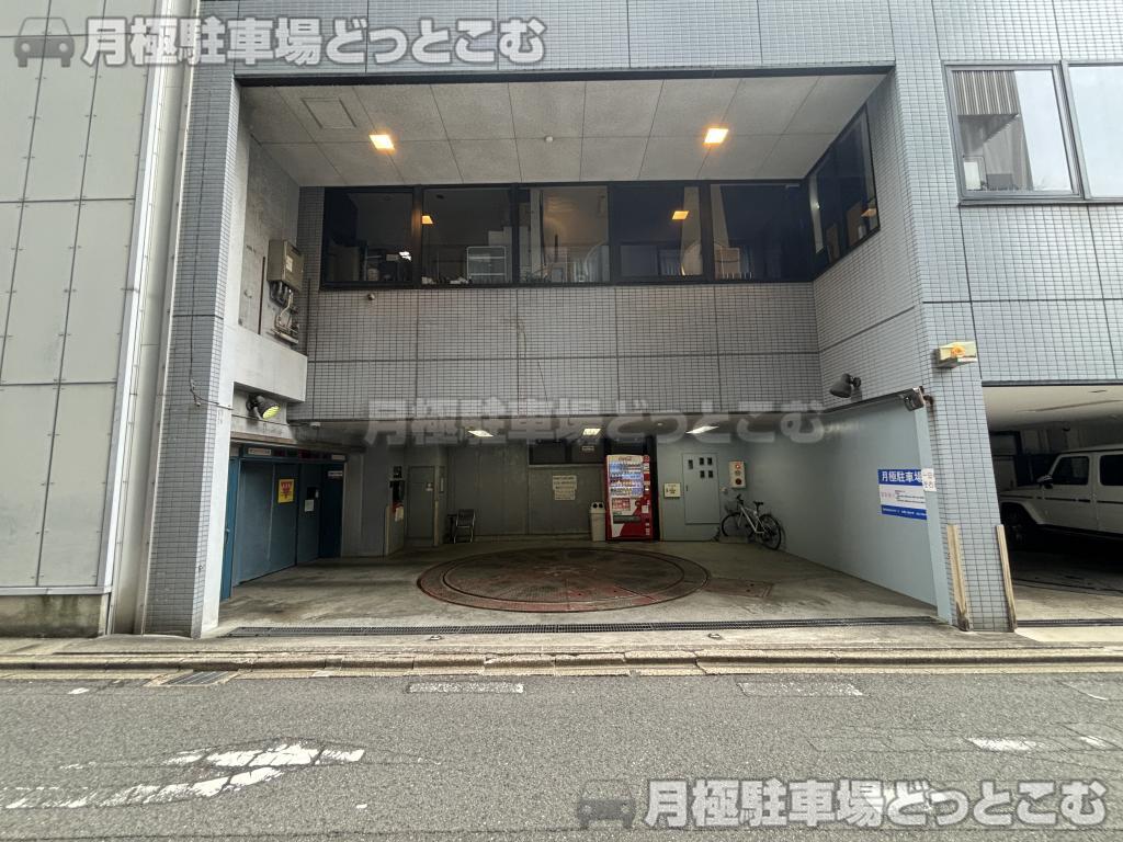 名古屋市東区泉1丁目13-1の月極駐車場1