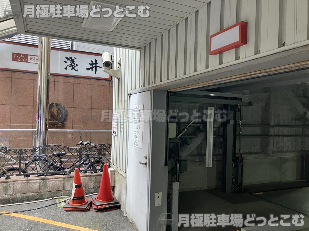 大阪市中央区東心斎橋1丁目6-18の月極駐車場2