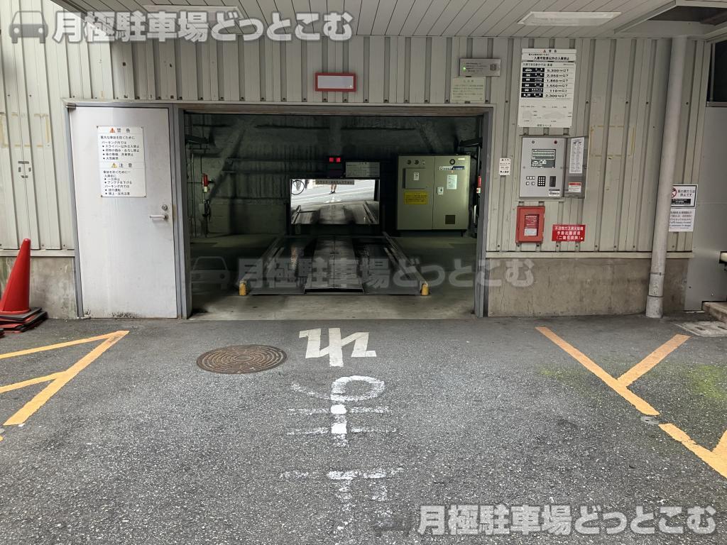 大阪市中央区東心斎橋1丁目6-18の月極駐車場5