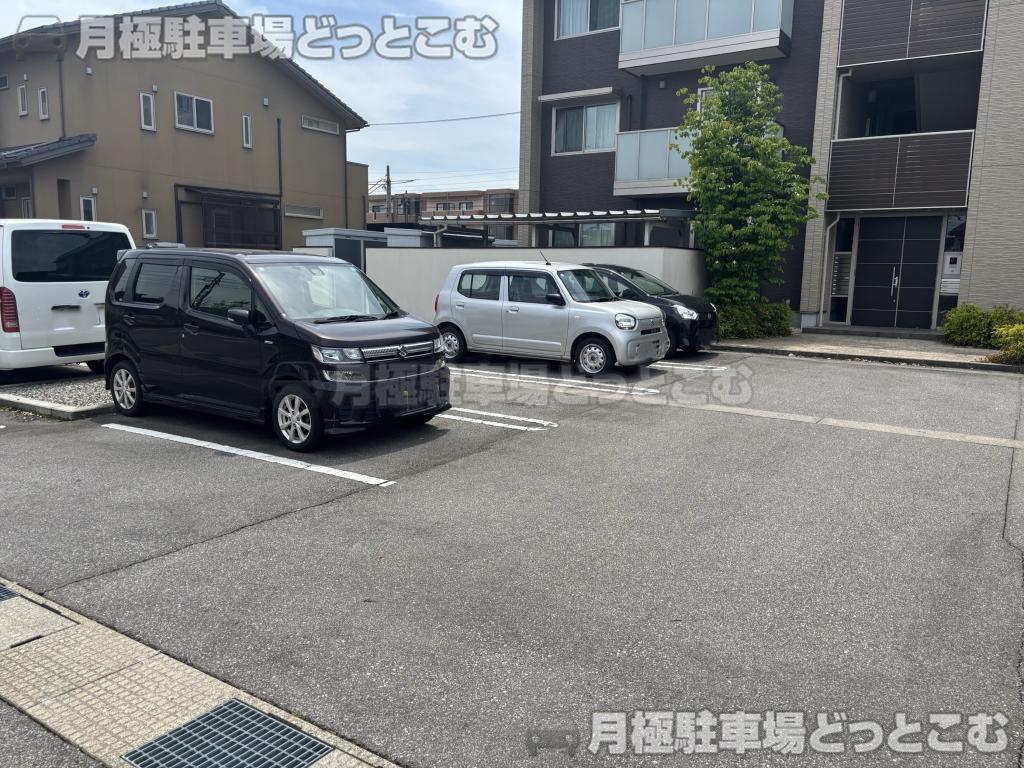 富山市下堀36-1の月極駐車場5