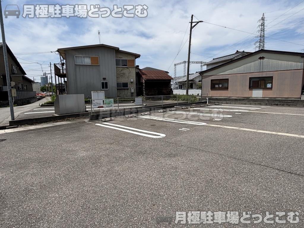 富山市窪新町10-20の月極駐車場2