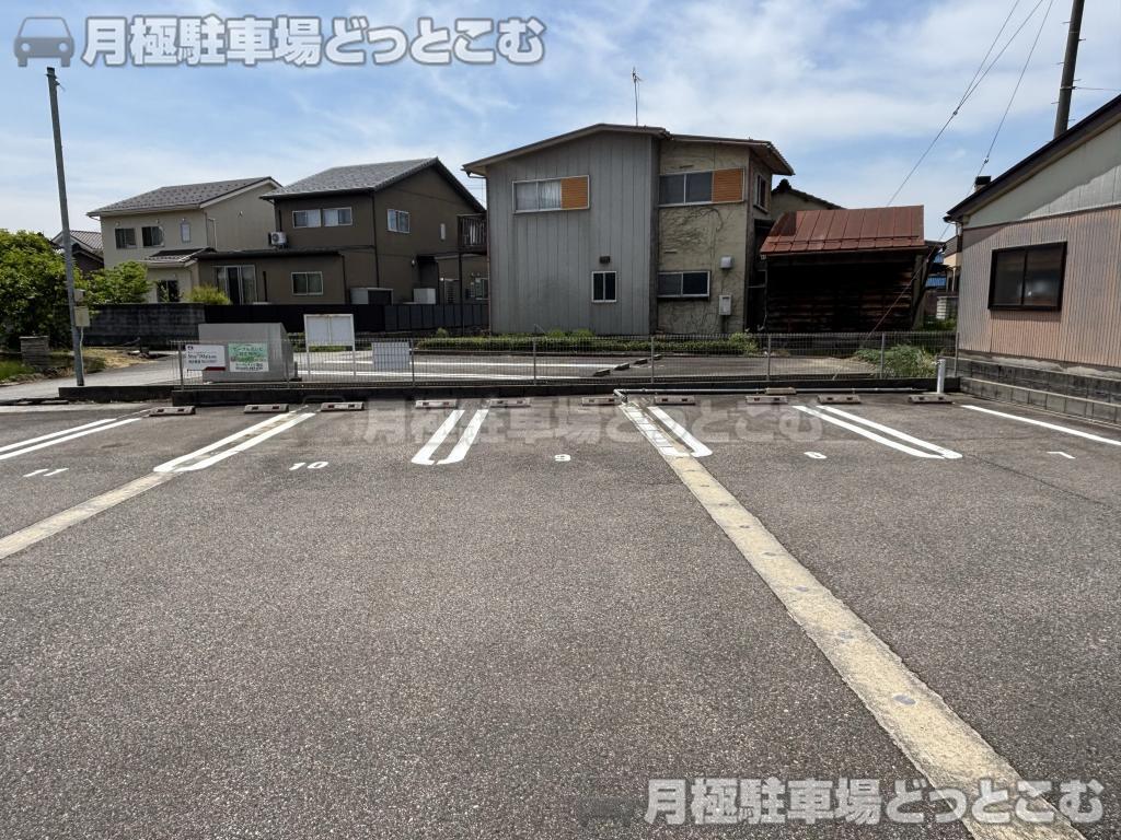 富山市窪新町10-20の月極駐車場3