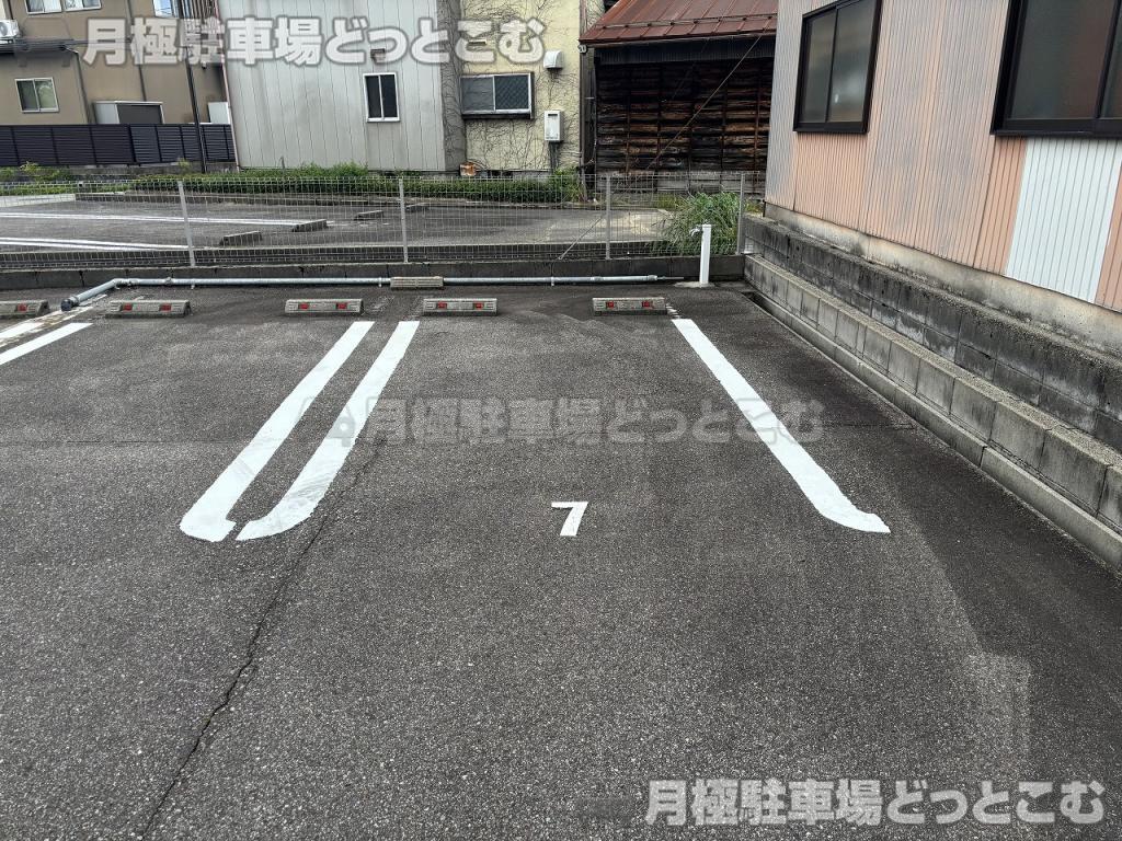 富山市窪新町10-20の月極駐車場4