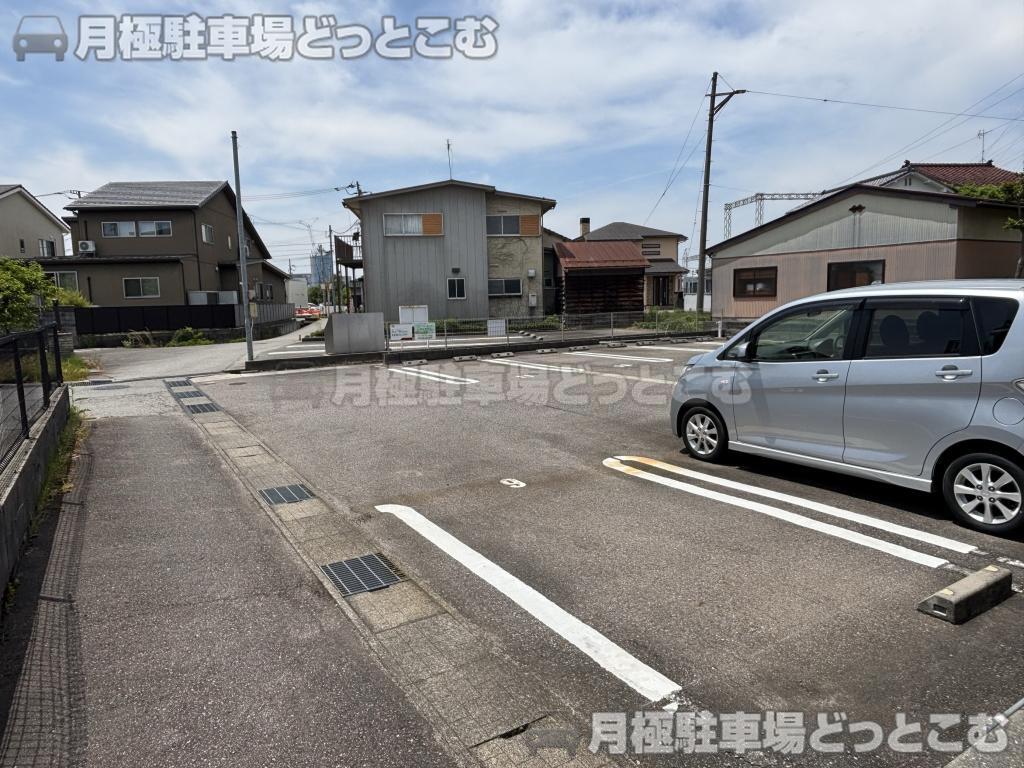 富山市窪新町10-20の月極駐車場6