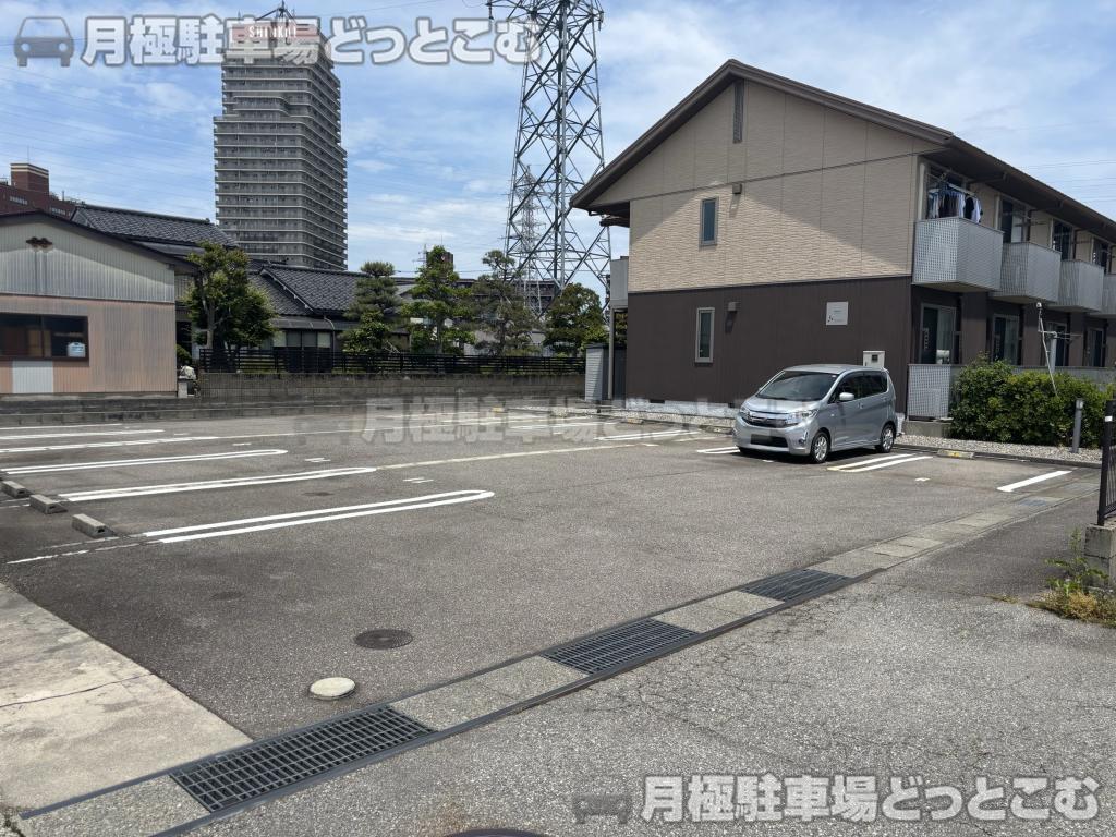 富山市窪新町10-20の月極駐車場7