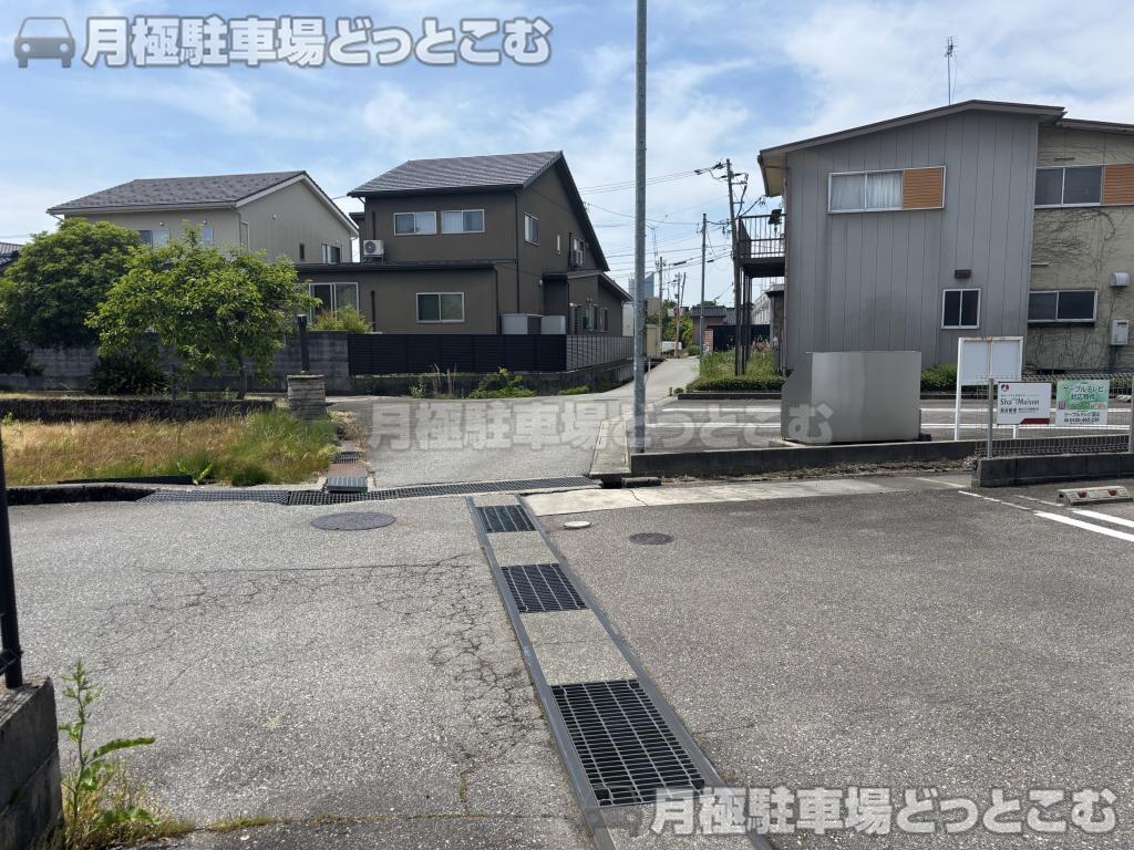 富山市窪新町10-20の月極駐車場8