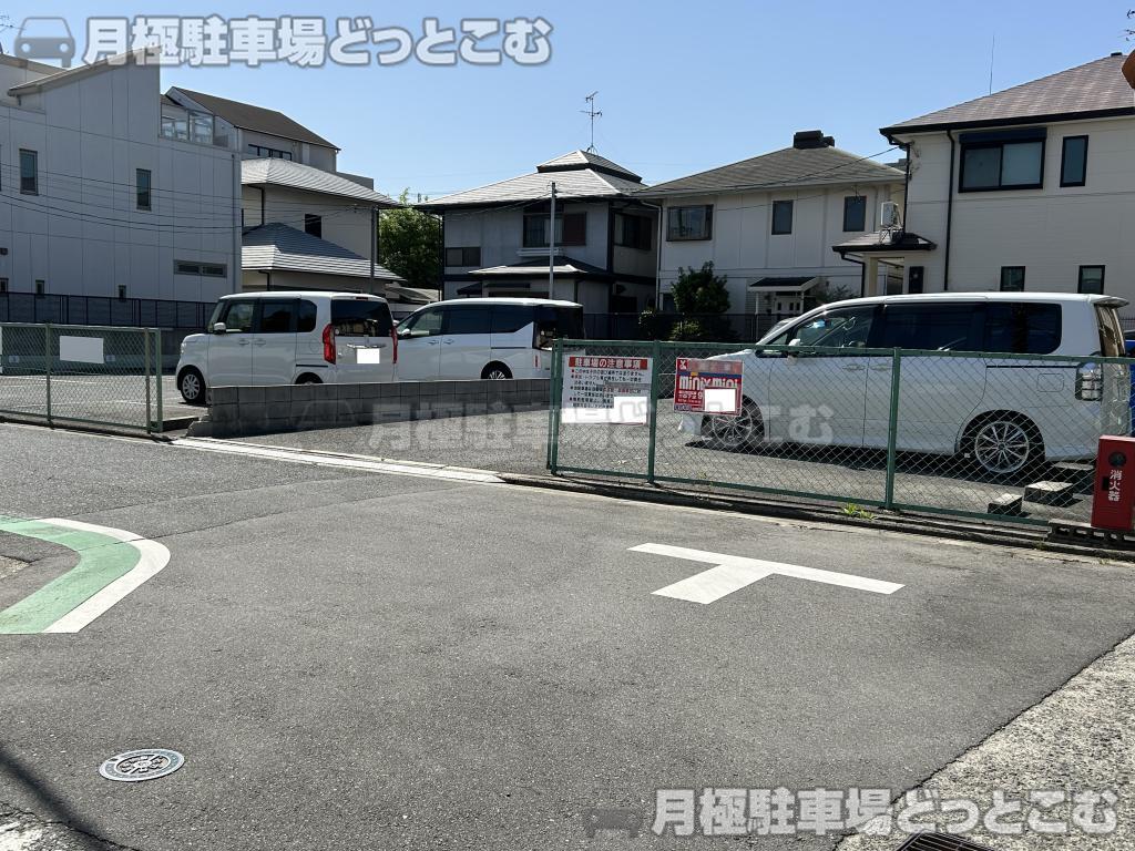藤井寺市北岡2丁目14－27の月極駐車場2