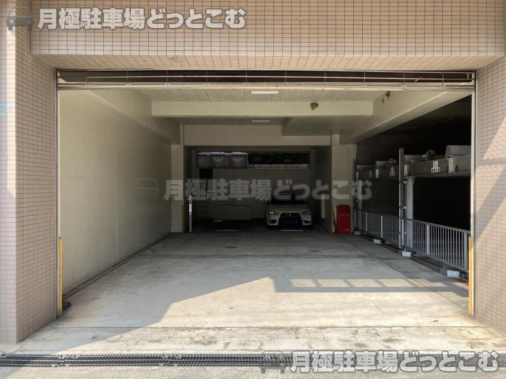 神戸市中央区生田町1丁目3-22の月極駐車場2
