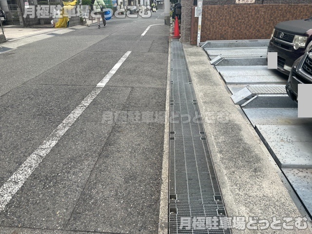 神戸市中央区琴ノ緒町2丁目8-4の月極駐車場5