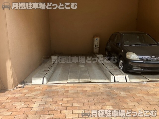 大東市住道1丁目8番9の月極駐車場4