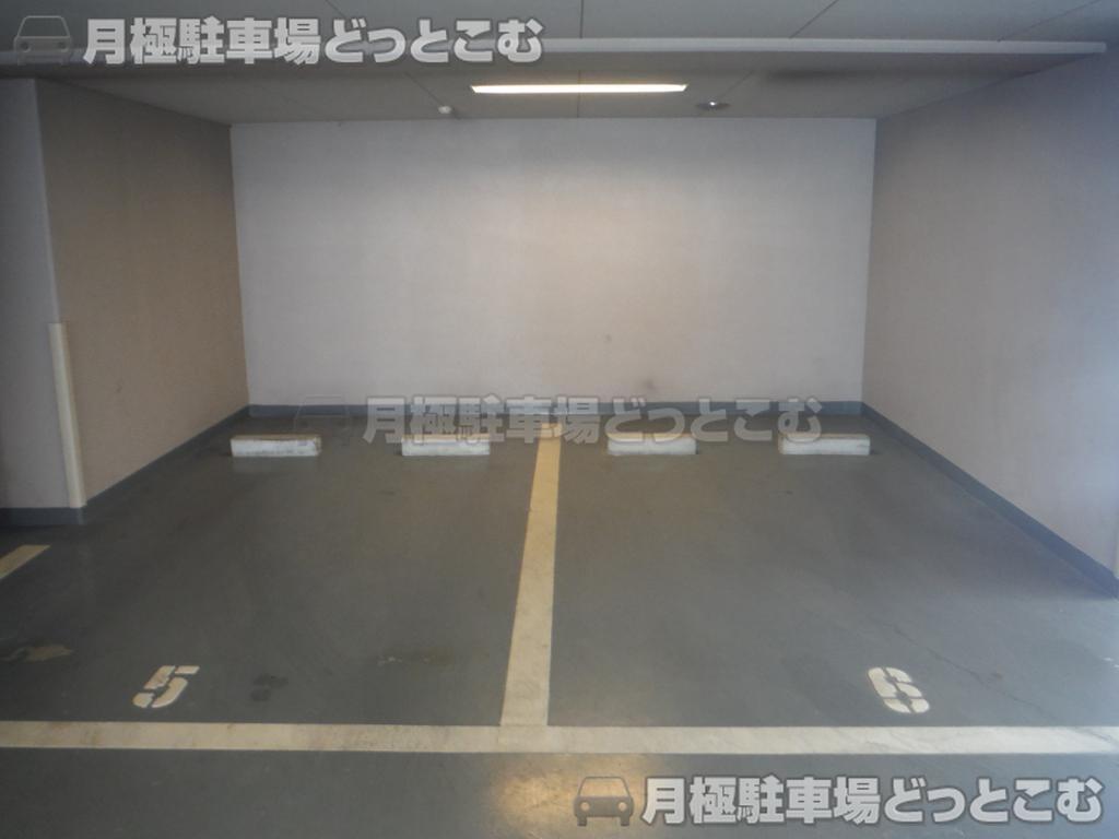 大阪市中央区上町1-15-37の月極駐車場1