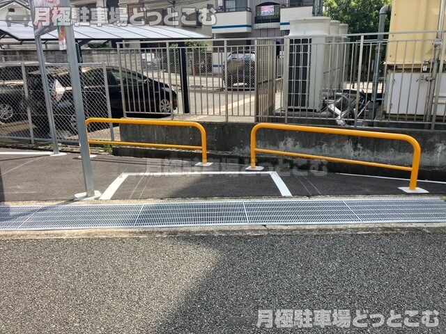 池田市空港1丁目3-18の月極駐車場2
