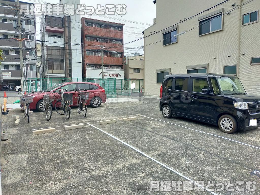 大阪市生野区生野西4-5-13の月極駐車場3