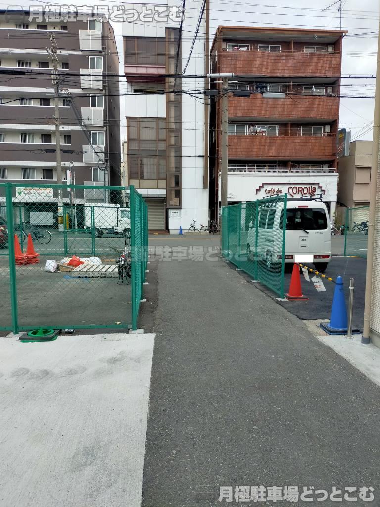 大阪市生野区生野西4-5-13の月極駐車場4
