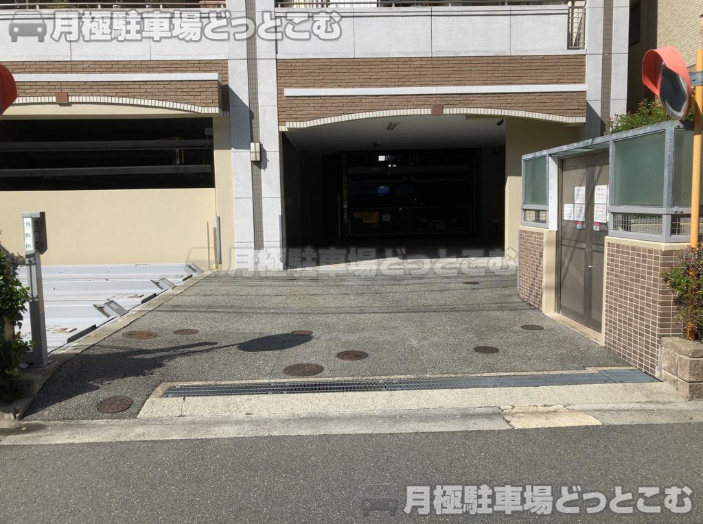 吹田市垂水町3-23-13の月極駐車場2