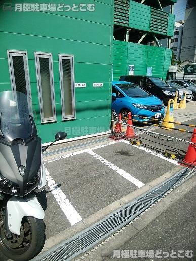 大阪市中央区瓦町1-3-13の月極駐車場1