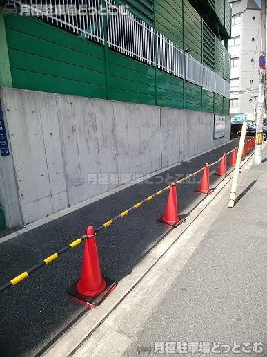 大阪市中央区瓦町1-3-13の月極駐車場2