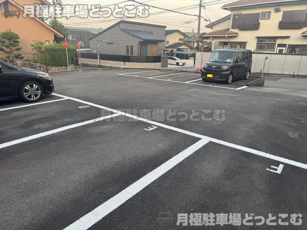 川西市湯山台1丁目18-9の月極駐車場2