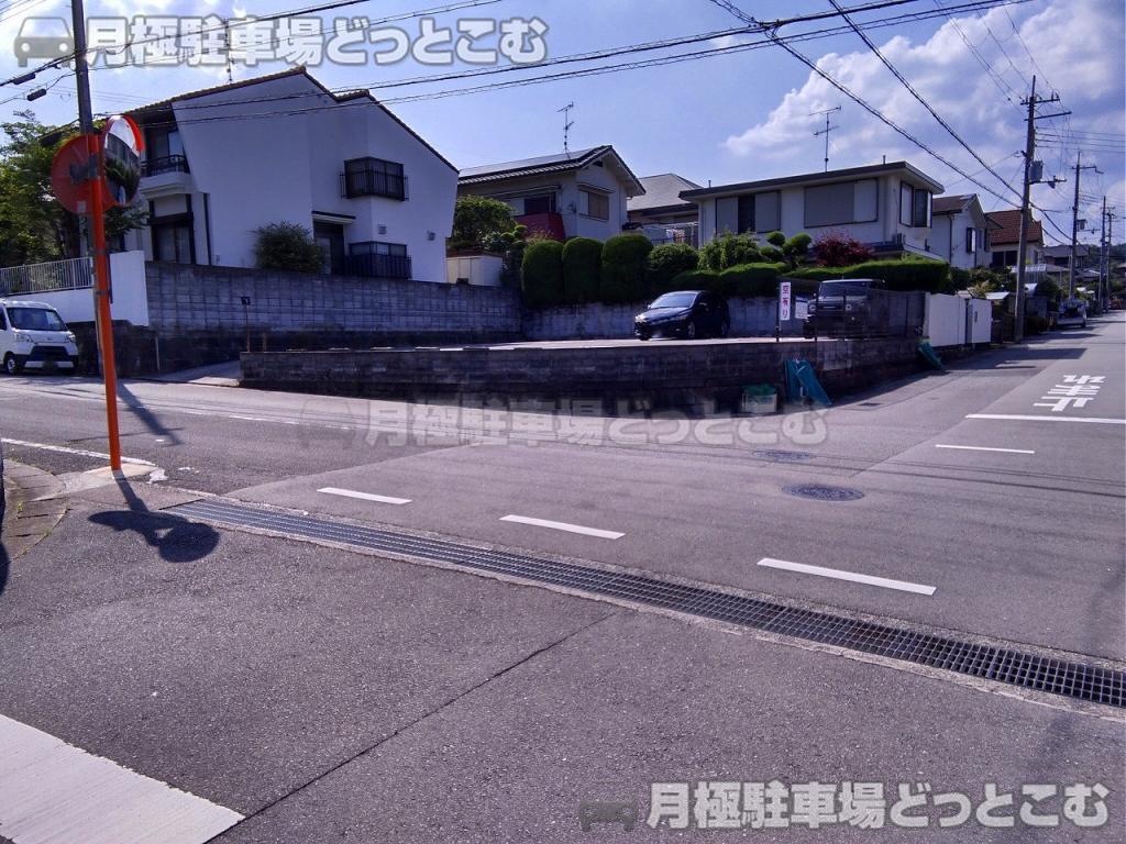 川西市湯山台1丁目18-9の月極駐車場8