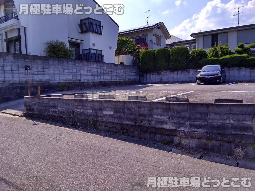 川西市湯山台1丁目18-9の月極駐車場9