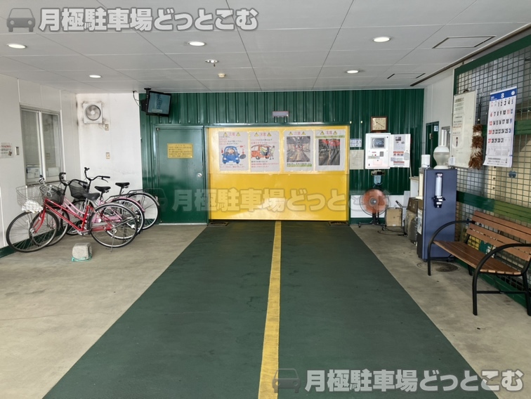 大阪市西区京町堀1丁目11番1号の月極駐車場2