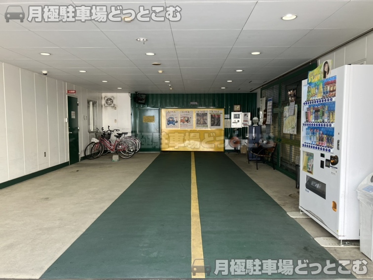大阪市西区京町堀1丁目11番1号の月極駐車場3