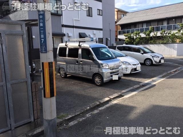 東大阪市中小阪1-35-1の月極駐車場2