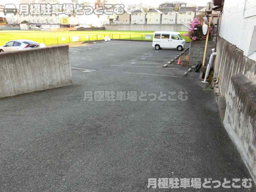 枚方市宮之下町6-4の月極駐車場1