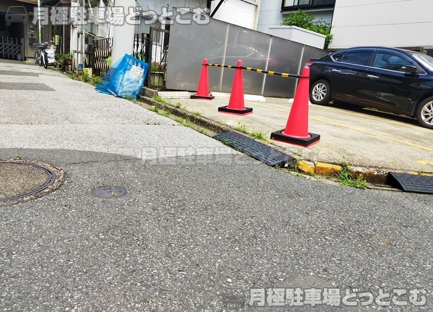 荒川区町屋7丁目1882-17の月極駐車場4