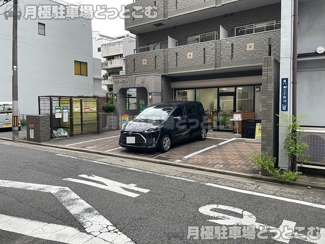 名古屋市東区泉2丁目12-11の月極駐車場3