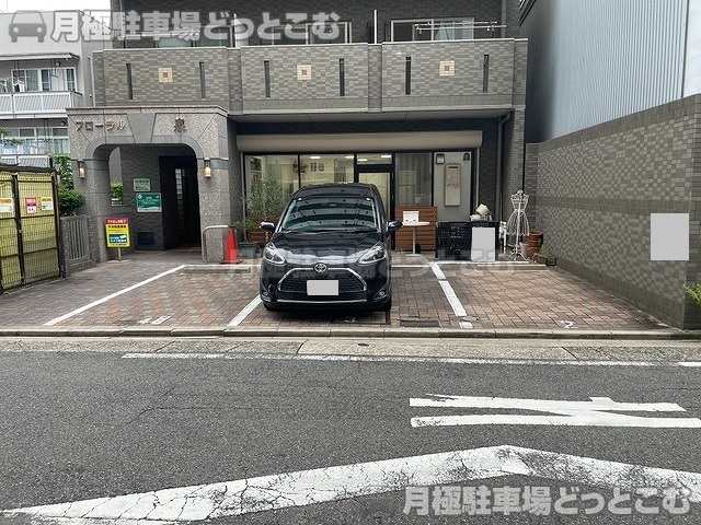 名古屋市東区泉2丁目12-11の月極駐車場4