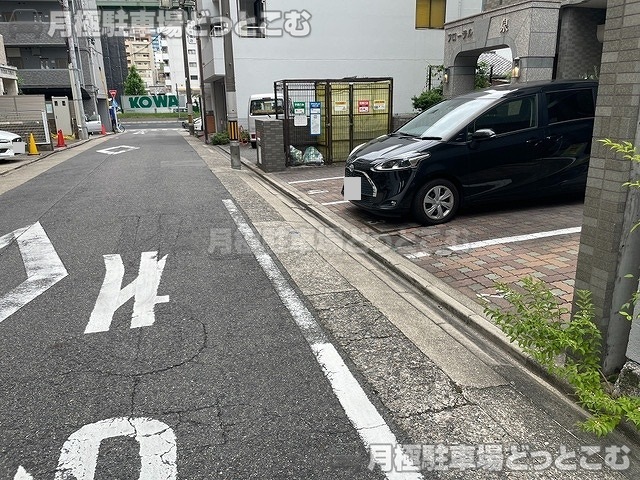 名古屋市東区泉2丁目12-11の月極駐車場8